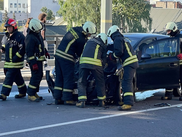 Kylant Savanorių kalnu – avarija: vienas automobilis gerokai apgadintas
