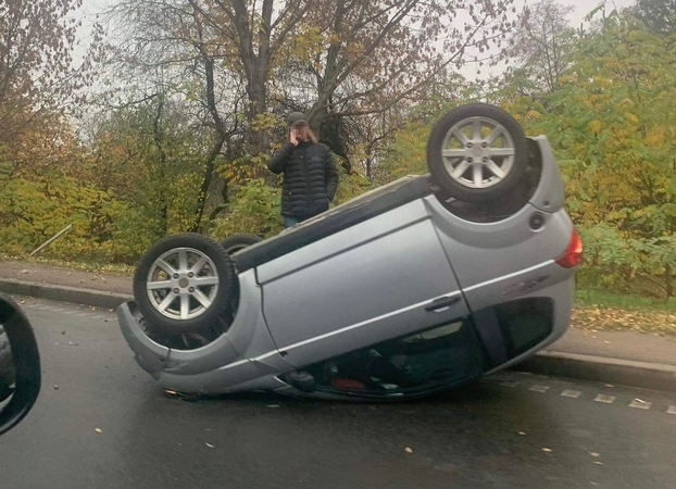 Kėdainių kalno papėdėje – ant stogo apvirtęs automobilis