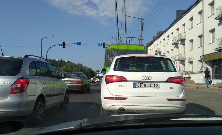 Nelaimė netoli „Molo“: ant gatvės gaivintas priepuolio ištiktas žmogus
