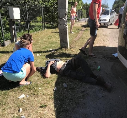 Trijų mašinų avarija Romainiuose: BMW virto ant šono, sužalotas pėstysis