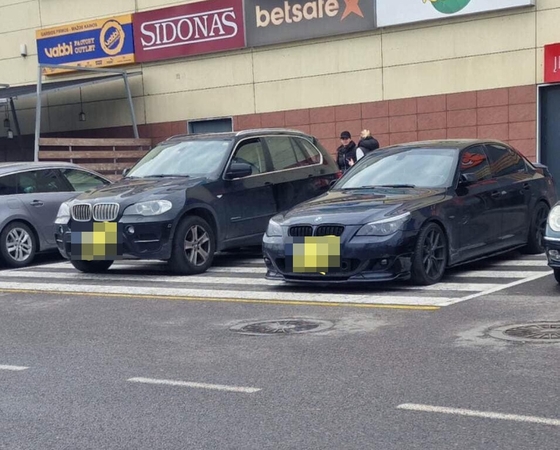 Internautai pliekiasi dėl prie prekybos centro pastatytų BMW: pažeidė KET ar ne?