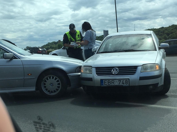 Centre susidūrė BMW ir „Volkswagen“ – „kemšasi“ judri sankryža