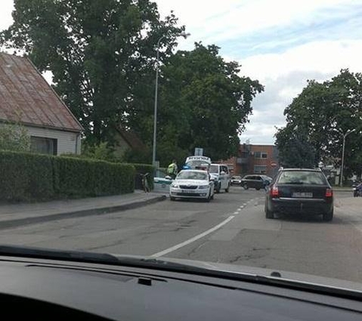 Dviratininko ir motociklininko avarija Marijampolėje: vienam vairuotojui lūžo kaulai