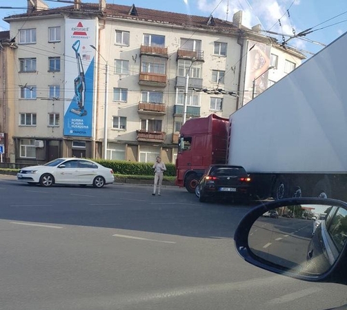 Kauno „aklųjų“ sankryža – nepravažiuojama: susidūrė „Alfa Romeo“ ir vilkikas