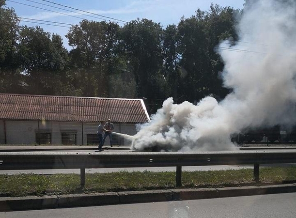 Liepsnojės "Citroen" Tunelio gatvėje.