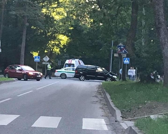 Kelio ženklo nepaisymas Alytuje baigėsi dviejų mašinų avarija, sužalota keleivė