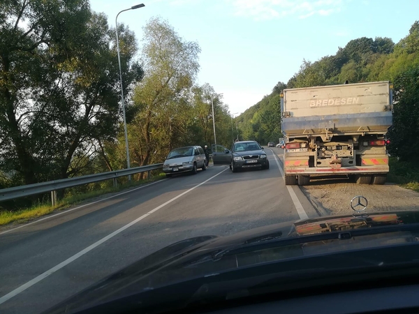 Lapių kelyje – trijų automobilių avarija, vairuotojai įstrigo spūstyje