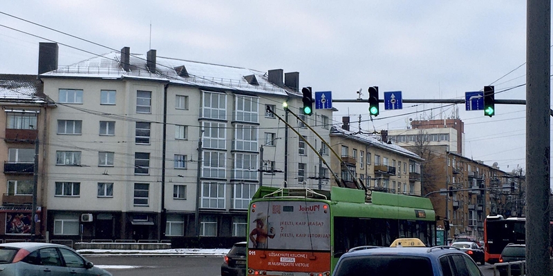 Ryte nuo šalčio spragsėjo troleibusų laidai – kelionę lydėjo elektros šviesos