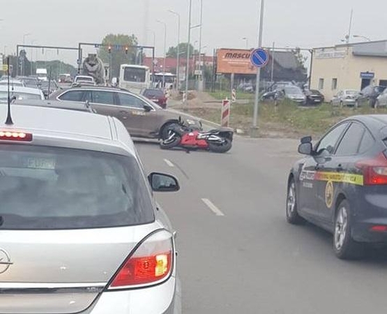 Aleksote eismą paralyžiavo motociklo ir „Škodos“ avarija