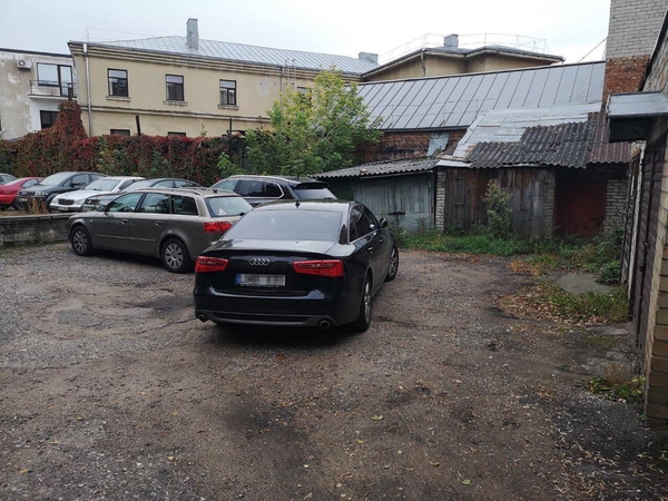 Kauniečių gyvenimą kartina politiko automobilis: net į darbus išvažiuoti negalime