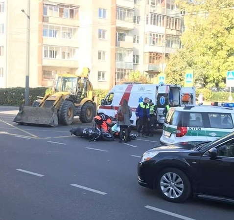 Per susidūrimą su ekskavatoriumi nukentėjo nepilnametis motociklininkas 