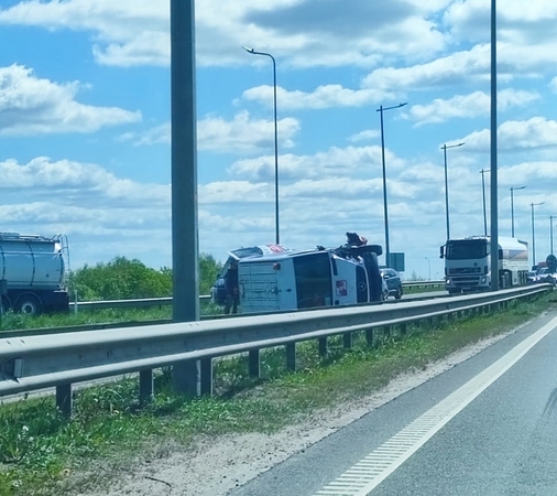 Pakaunėje mikroautobusas kliudė stulpą ir apvirto: sužaloti trys žmonės, eismas atnaujintas 