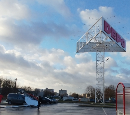 Vėjo neatlaikė ir masyvi „Depo“ iškaba: pataikė ant automobilio 