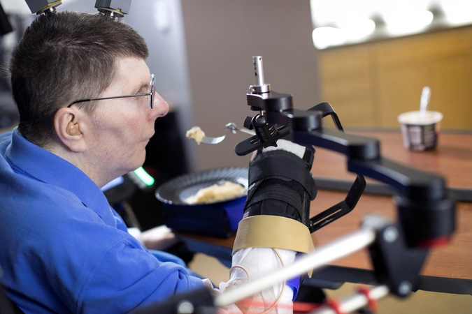 Beveik stebuklas: paralyžiuotas amerikietis vėl gali valdyti ranką