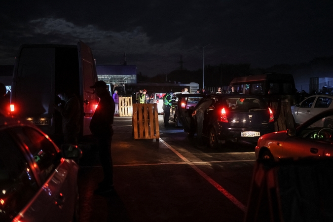 Didelė automobilių vilkstinė su pabėgėliais iš Mariupolio pasiekė Zaporižią