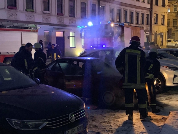 Į Senamiestį sulėkė specialiosios tarnybos: uždūmintame „Audi“ – žmogus