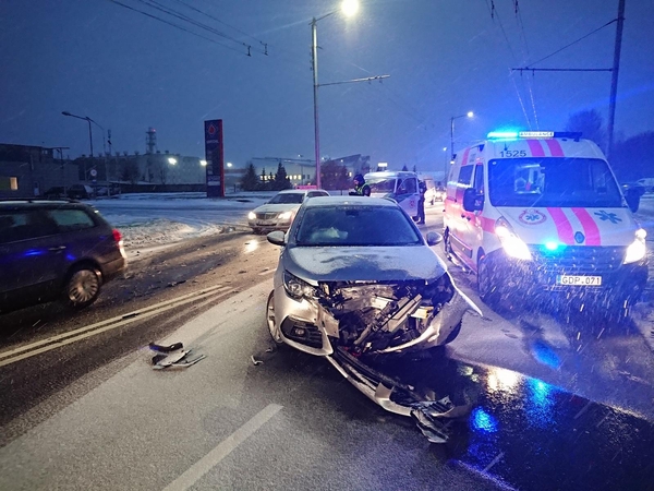 Kauno keliuose – vėl išbandymai: rytas prasidėjo avarijomis, yra sužalotų 