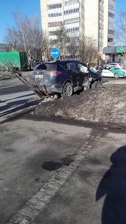 Panevėžyje „Toyota“ vairuotojas kliudė ne tik BMW, bet ir pėsčiąją