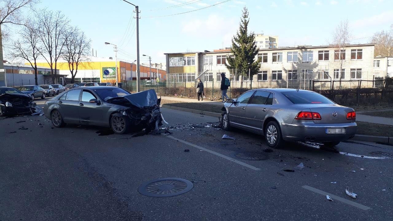 Trijų automobilių avarija Kaune trikdė eismą