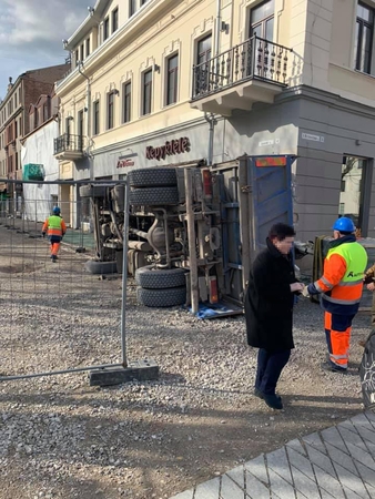 Per plauką nuo tragedijos: Laisvės alėjoje ant pėsčiųjų tako užvirto sunkvežimis