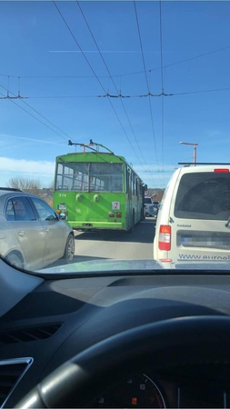 Prie Pilies eismą paralyžiavo troleibuso ir lengvojo automobilio avarija