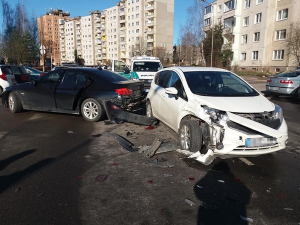 Šilainiuose gatvės nepasidalijo BMW ir „Nissan“, yra nukentėjusiųjų