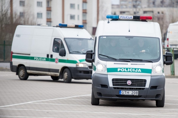 „Jaguar“ vairuotojo užpuolimas greitkelyje: teismas leido suimti vieną įtariamąjį
