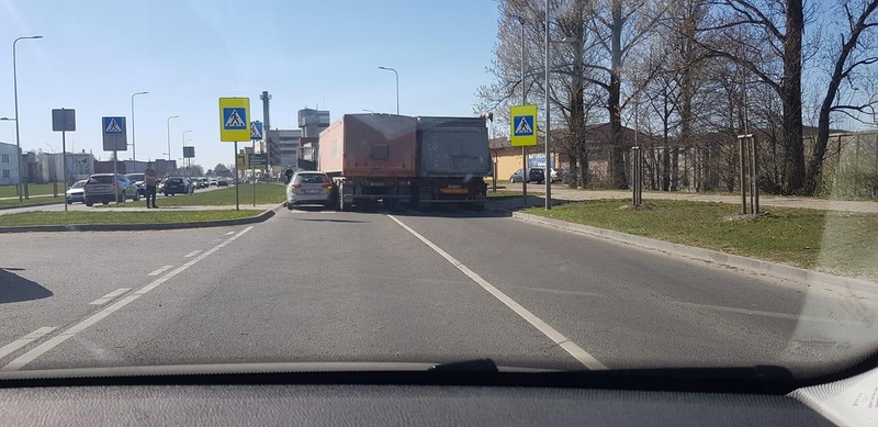 Saulėtą penktadienį Kaune pasipylė avarijos – stringa eismas 