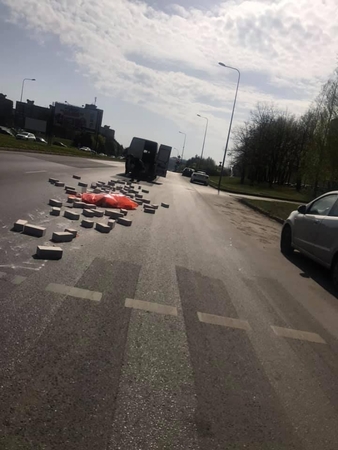 Šilainiuose užfiksavo pabirusį krovinį: iki skaudžios nelaimės – vos vienas žingsnis