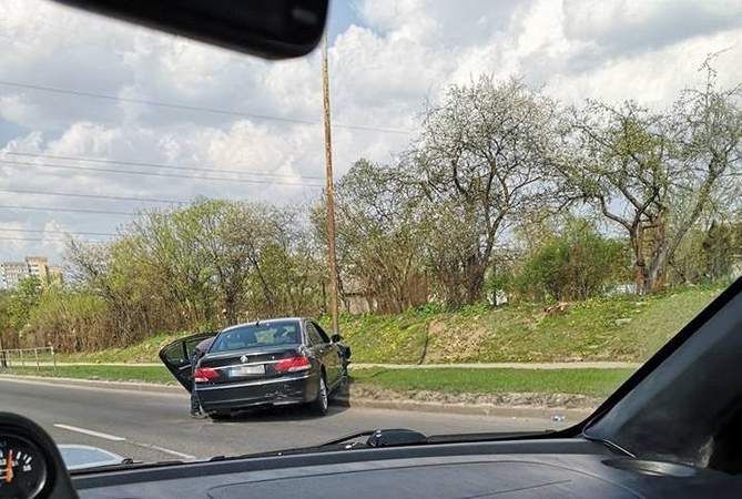 Sostinėje girtutėlis BMW vairuotojas rėžėsi į stulpą