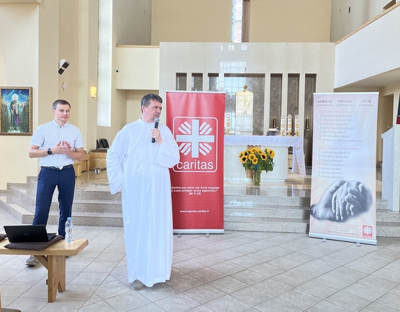 Iniciatyva: T. Šukys džiaugiasi klebono G. Pūro palaikymu buriant Domeikavos bendruomenę.