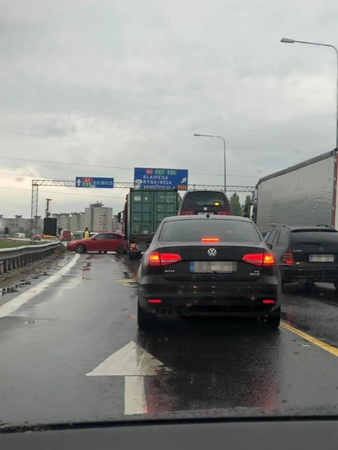 BMW ir sunkvežimio avarija prie „Megos“ trikdo eismą