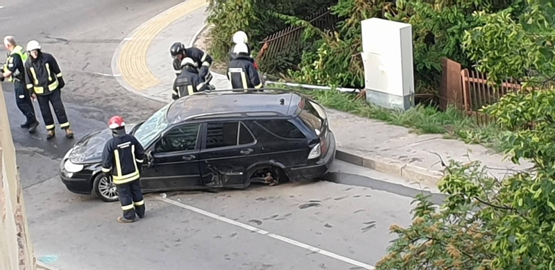 Veiksmas Šančiuose: per avariją vienas taranavo tvorą ir apvirto, kitas pabėgo