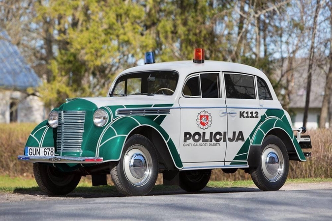 Policija juokauja: gal į gatves grąžinti senovinius automobilius?