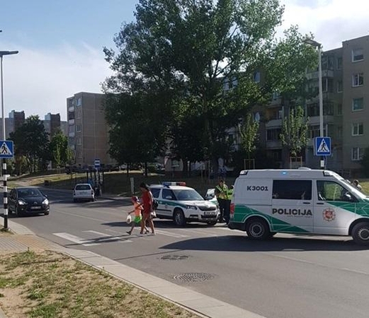 Pėsčiųjų perėjoje partrenktas dviračiu važiavęs mažametis