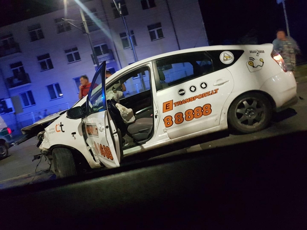 Naktinė avarija Kaune: sankryžoje neišsiteko BMW ir taksi automobilis