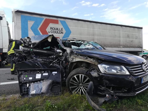 Ukmergėje lengvojo ir krovininio automobilio kaktomuša: prispaustas žmogus