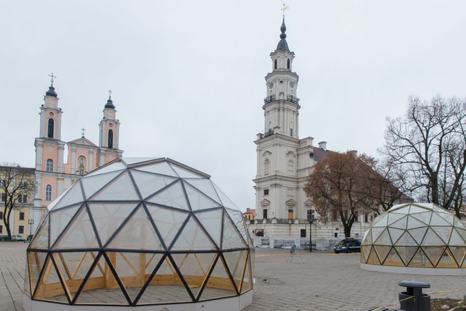 Rotušės aikštėje jau kyla kalėdinio miestelio kupolai