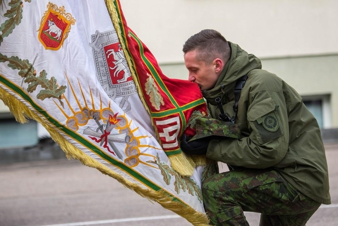 Vilniuje ir Kaune prisiekė jaunesniųjų karininkų vadų mokymų dalyviai