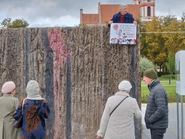 Policijai pavesta iš naujo spręsti dėl „Laisvės kalvos“ apipylimo dažais (atnaujinta)