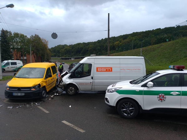 Avarija Aleksote: kelio nepasidalijo lengvasis automobilis ir mikroautobusas
