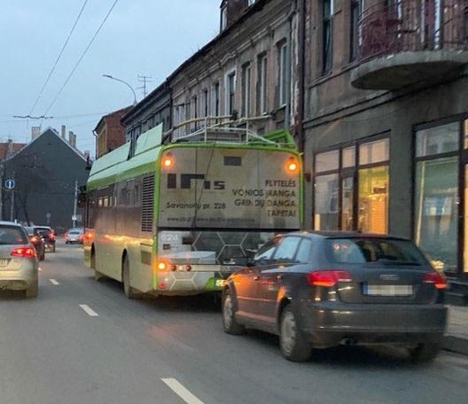 Dėl neeilinio įvykio prie Kauno pilies – milžiniškos spūstys