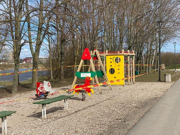 Vaikų žaidimų aikštelėse vėl gali žaisti ne tik vienos šeimos vaikai