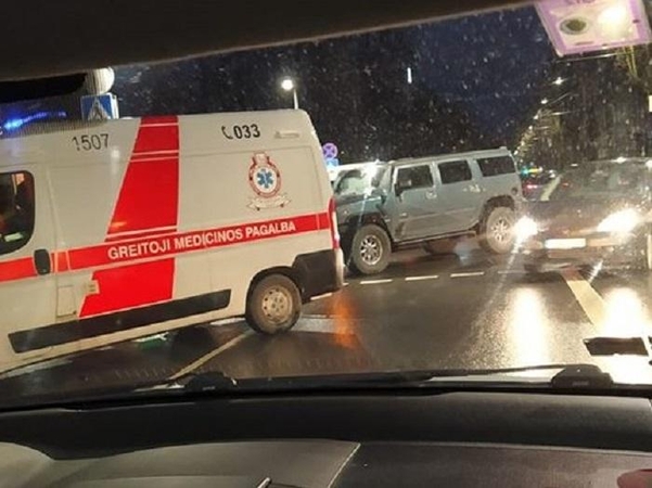 Nelaimė Kauno centre: visureigis „Hummer“ kliudė dvi pėsčiąsias