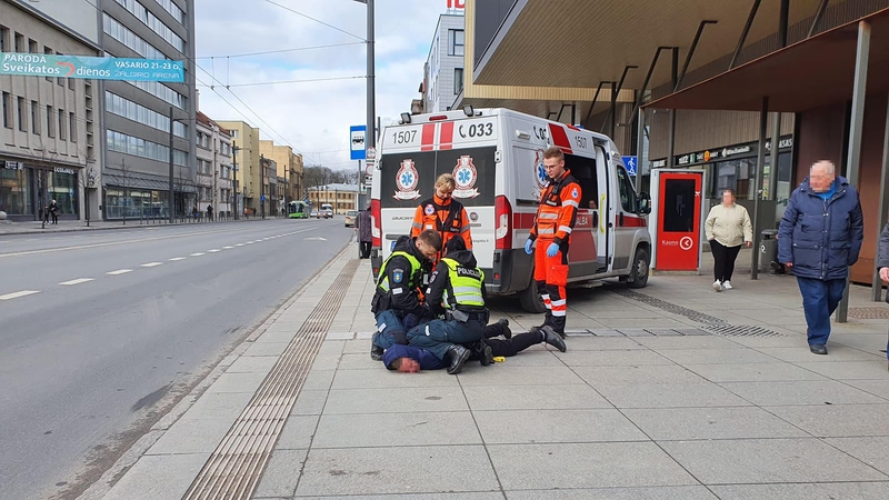 Prie stoties – specialiųjų tarnybų sujudimas: teko tramdyti agresyvų pilietį