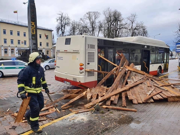 Siautė galinga audra: žuvo moteris, virto medžiai, tūkstančiai žmonių – be elektros