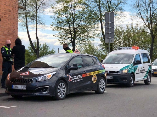 Vairavimo instruktoriui karantinas – nė motais: dabar teks pasiaiškinti pareigūnams