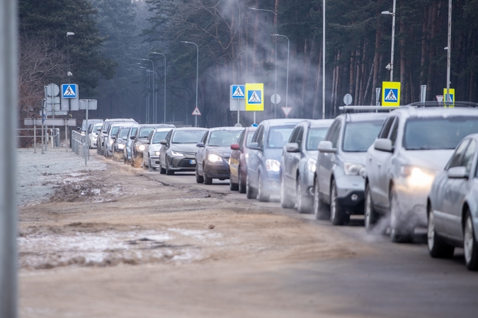 To dar nebuvo matę: prie koronaviruso patikros punkto – milžiniška eilė