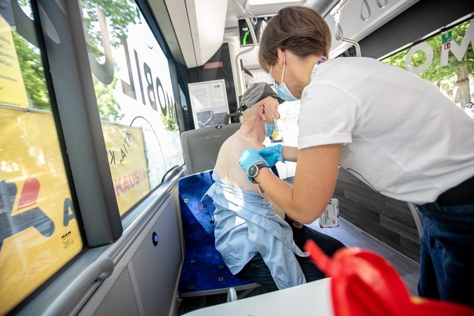 Kvietimas kauniečiams: jei dirbantieji neatkeliauja iki skiepijimo centrų, vakcinos nuvyks pas juos