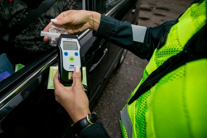 Girtas vairuotojas bandė susitarti su policija, nepavykus, dėjo į kojas